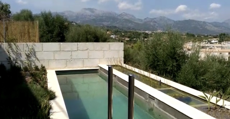 vivienda biopasiva con piscina natural